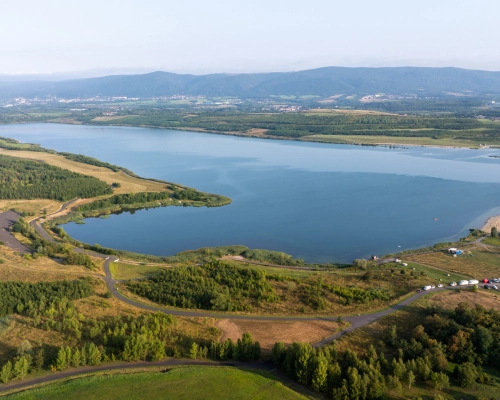 Letecký pohled na jezero Milada a okolní krajinu